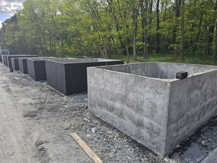 Plac produkcyjny z szambami betonowymi Sochaczew gotowymi do transportu