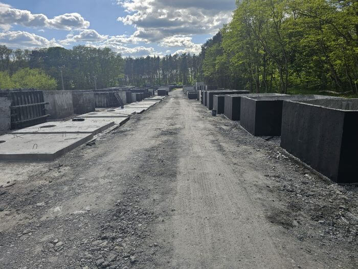 Plac z gotowymi szambami betonowymi Sochaczew w różnych rozmiarach